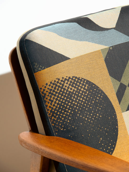 Poltrona PLÅNDRUN - design danese originale, ridisegnato da Truly Design nelle sue parti tessili.