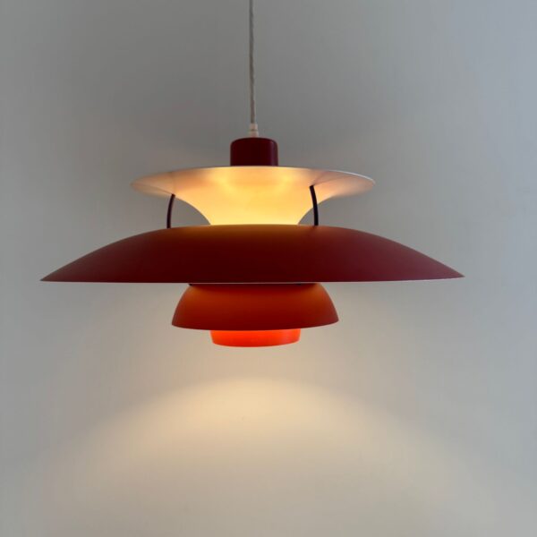 Lampada rossa Ph5, Poul Henningsen per Louis Poulsen, Danimarca 1960