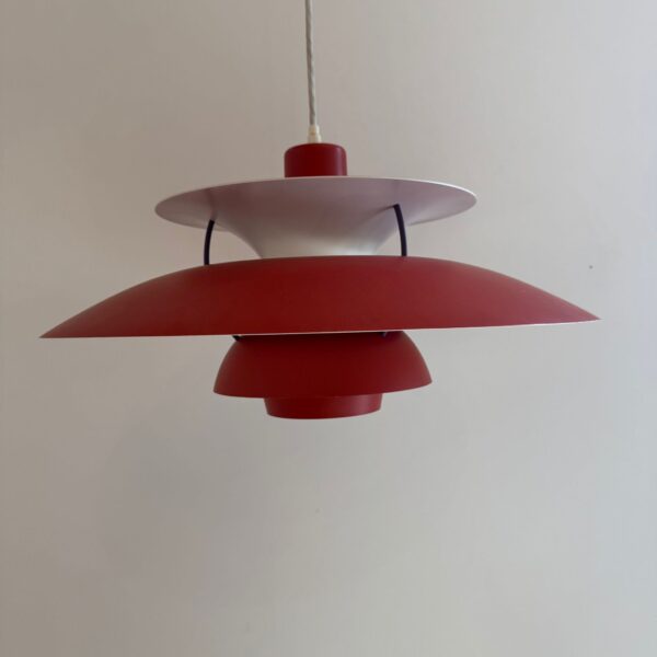 Lampada rossa Ph5, Poul Henningsen per Louis Poulsen, Danimarca 1960