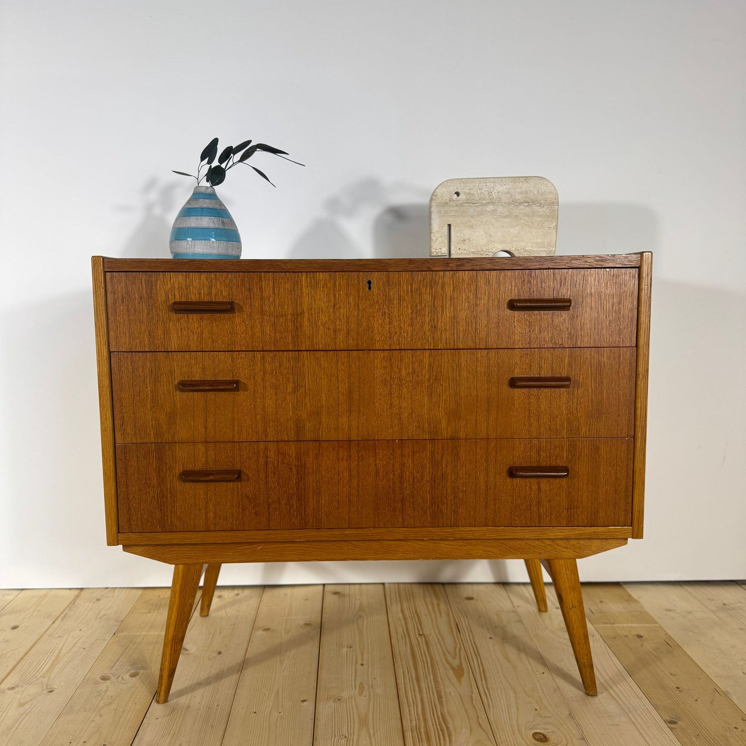 Cassettiera in Teak a Tre Cassetti – Design Danese Mid-Century