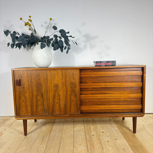 Sideboard danese anni ’60 in palissandro – ante scorrevoli e cassetti