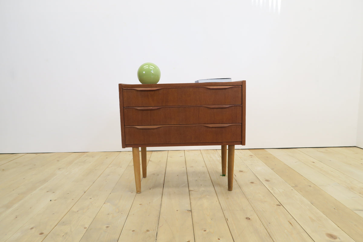 Comodino in teak con tre cassetti, anni ’60
