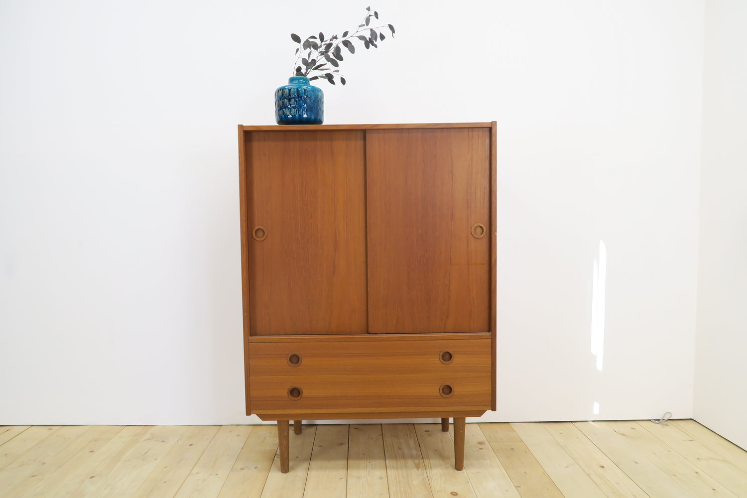 Highboard in teak con ante scorrevoli, anni ’60