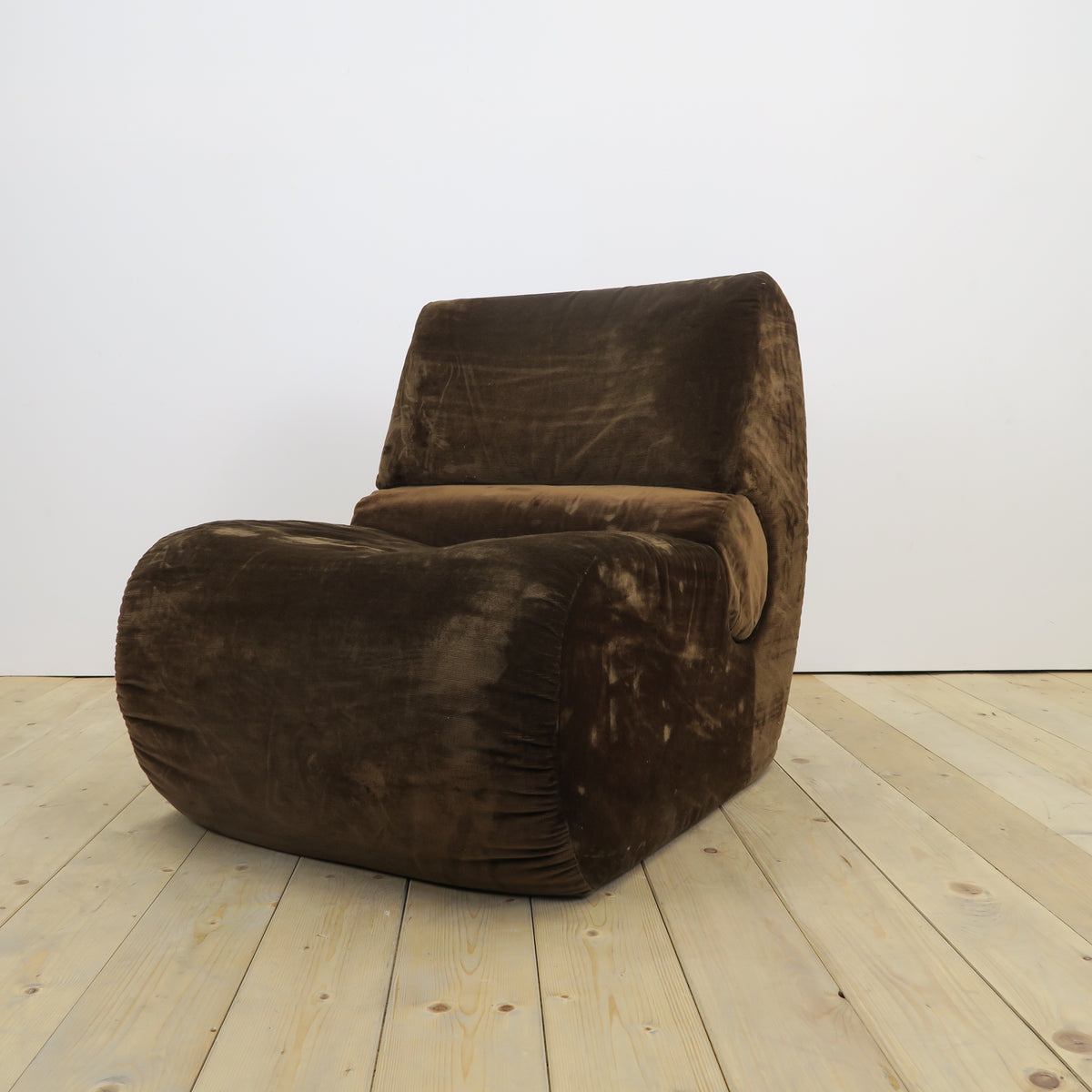 Lounge chair italiana in velluto, anni ’70
