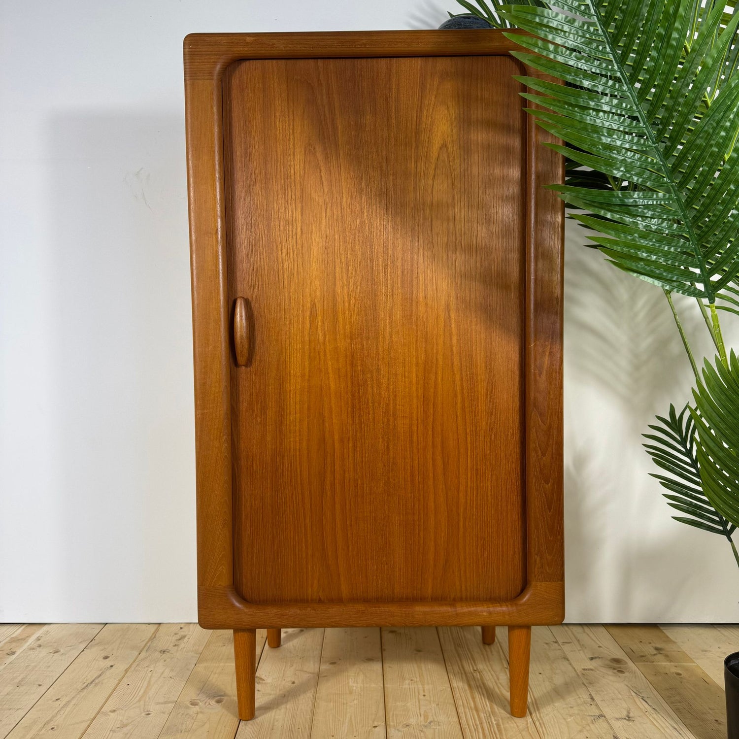 Mobile Vintage Dyrlund in Teak con Anta a Scomparsa – Design Danese Anni ’60
