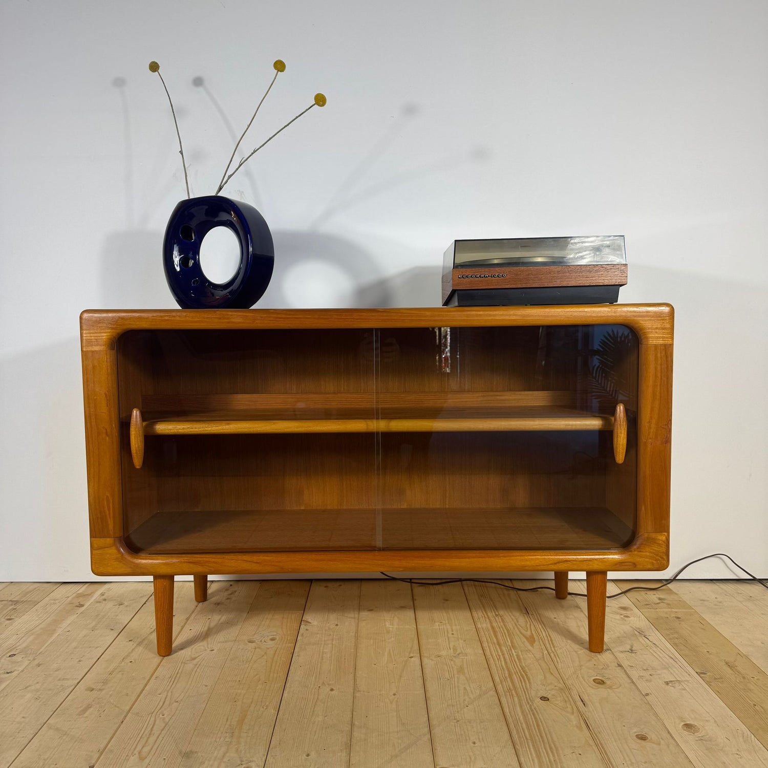 Sideboard Vintage Dyrlund in Teak con Ante Scorrevoli in Vetro – Danimarca Anni ’60
