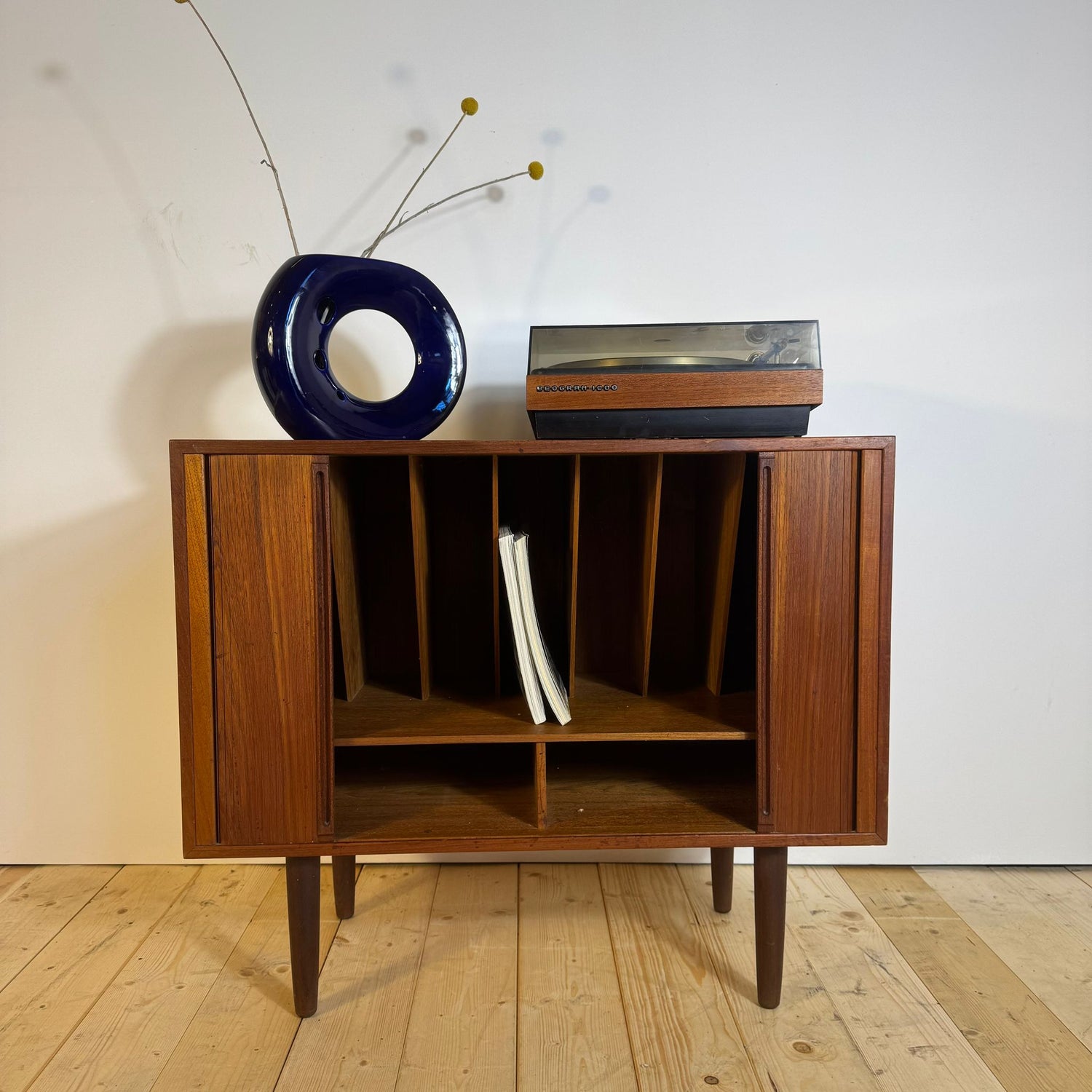 Mobile Vintage per Giradischi con Porta Dischi Integrato – Design Mid-Century Scandinavo