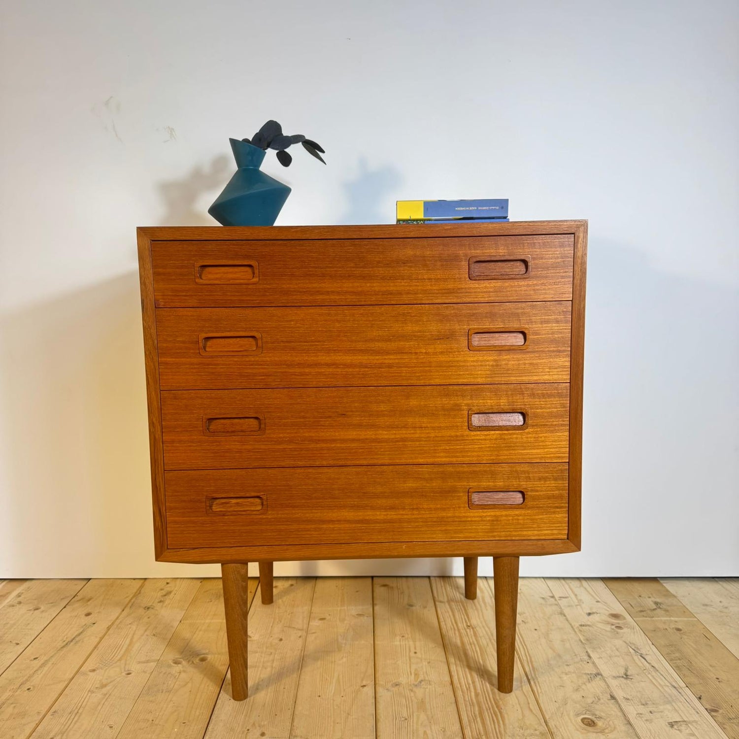 Cassettiera Vintage in Teak a Quattro Cassetti – Design Scandinavo Mid-Century