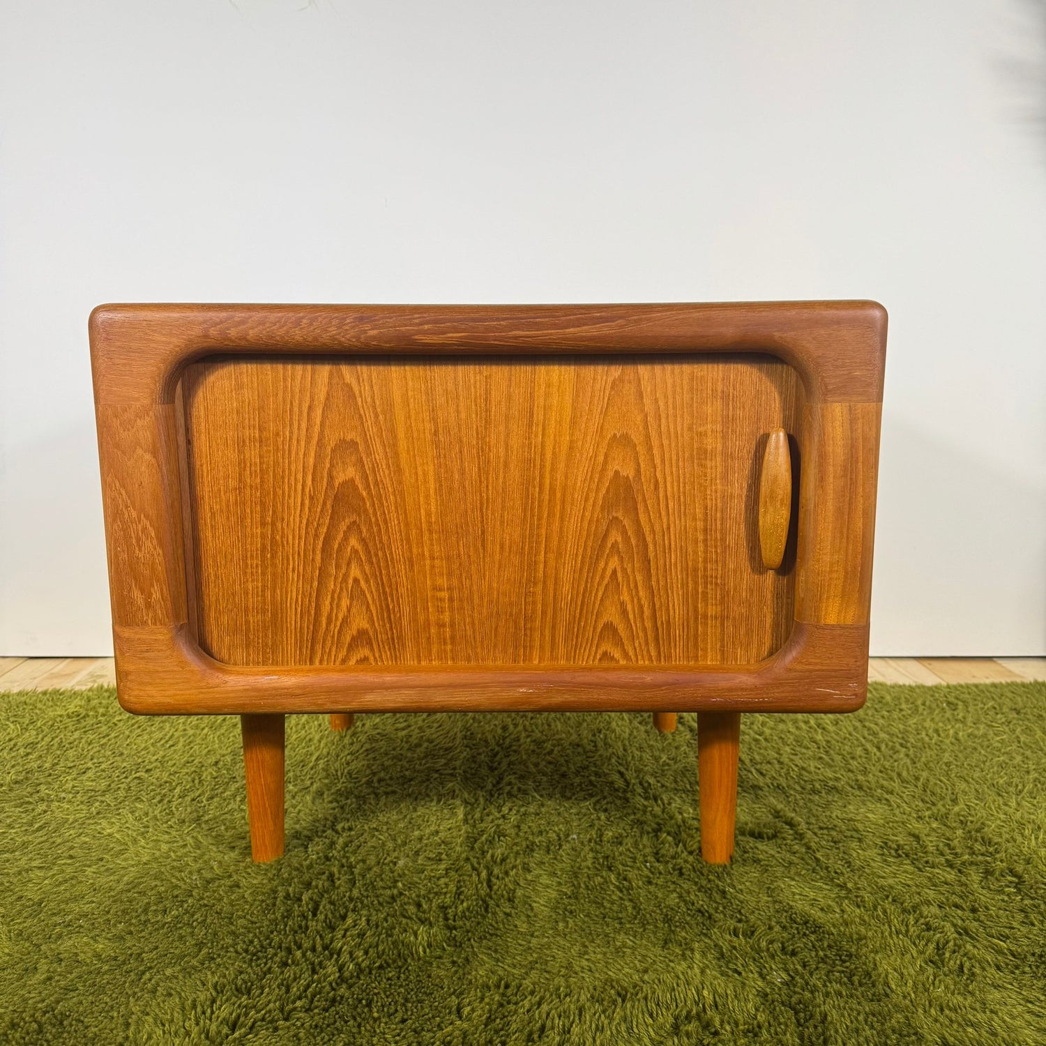 Mobiletto Vintage con Anta a Scomparsa Dyrlund – Design Scandinavo Mid-Century