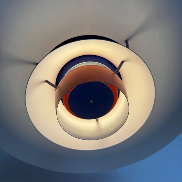 Lampada rossa Ph5, Poul Henningsen per Louis Poulsen, Danimarca 1960