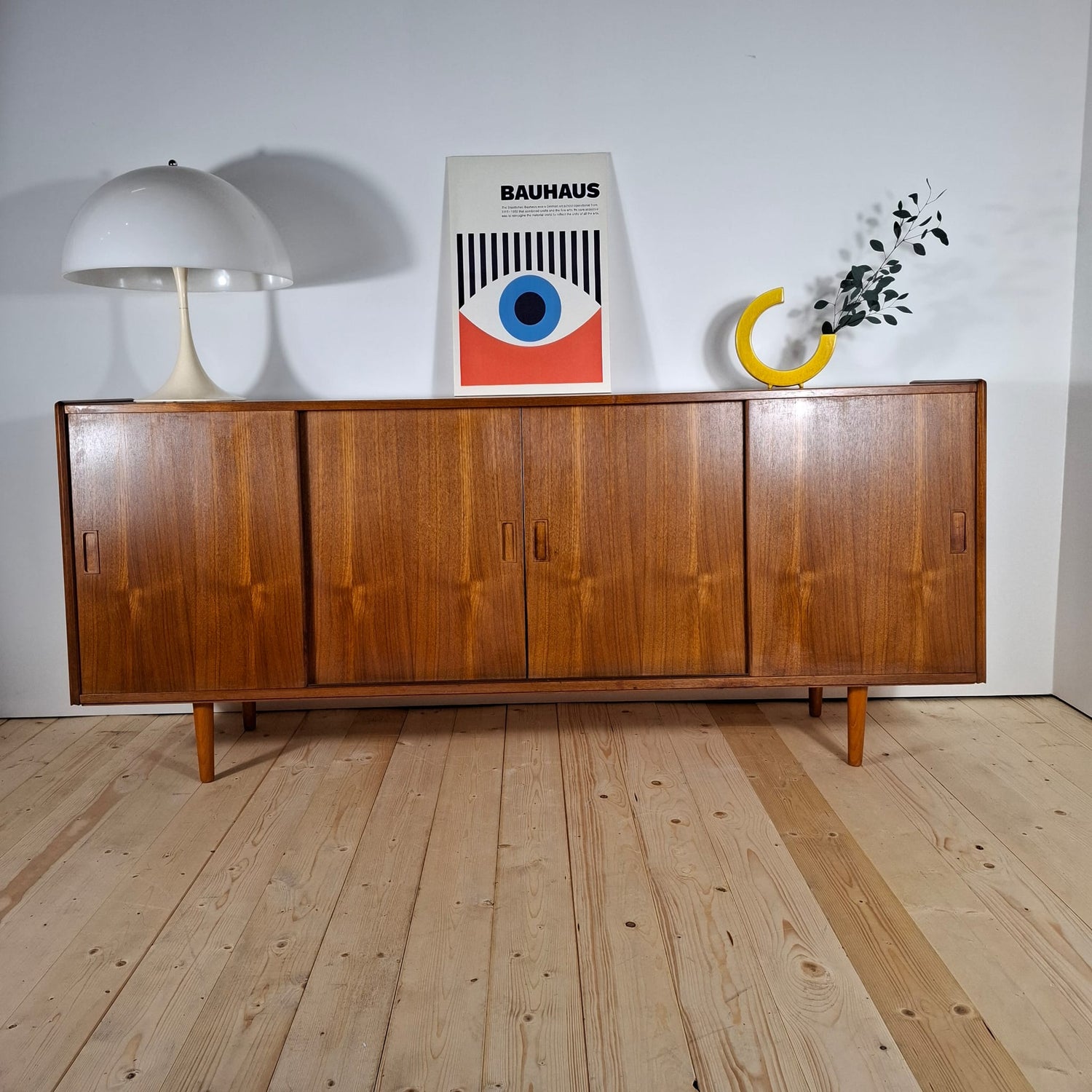 Sideboard Vintage in Teak con Ante Scorrevoli – Design Danese