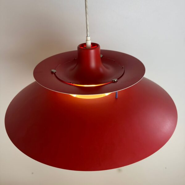 Lampada rossa Ph5, Poul Henningsen per Louis Poulsen, Danimarca 1960