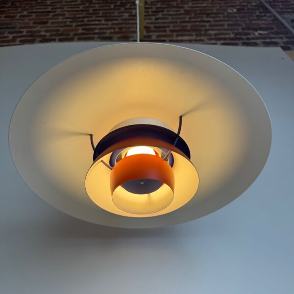 Lampada rossa Ph5, Poul Henningsen per Louis Poulsen, Danimarca 1960