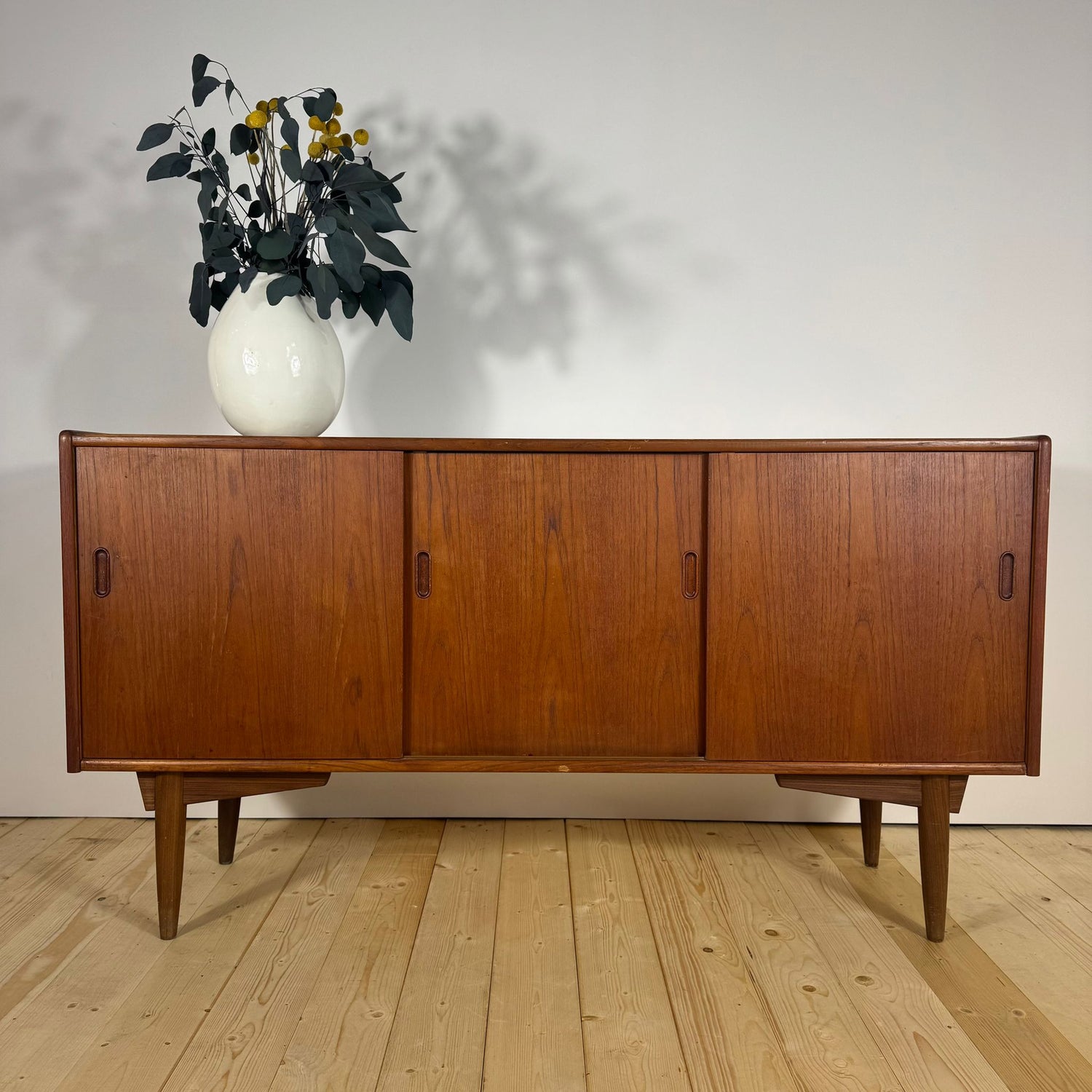 Sideboard in Teak con Ante Scorrevoli – Design Scandinavo Vintage