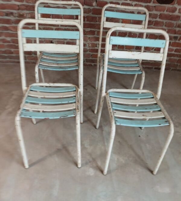 Set di quattro sedie impilabili