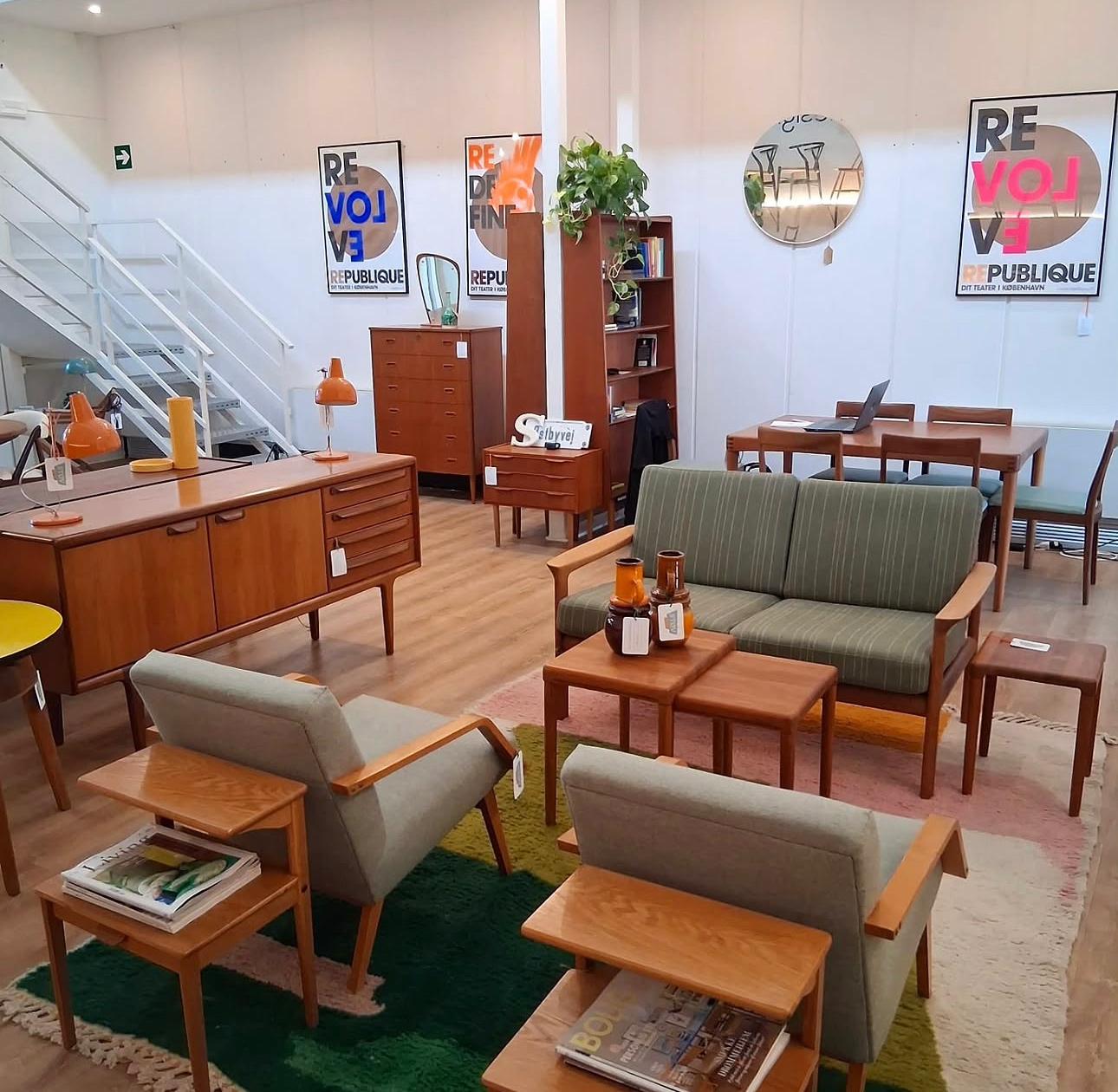 Vintage Rugs: Mid-Century Geometries and Colors