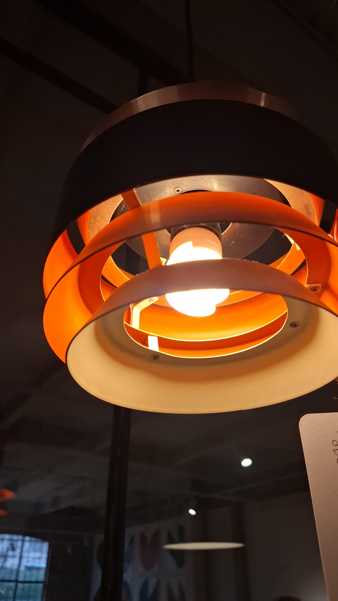 Lampade a Sospensione: Icone Luminose del Design Mid-Century