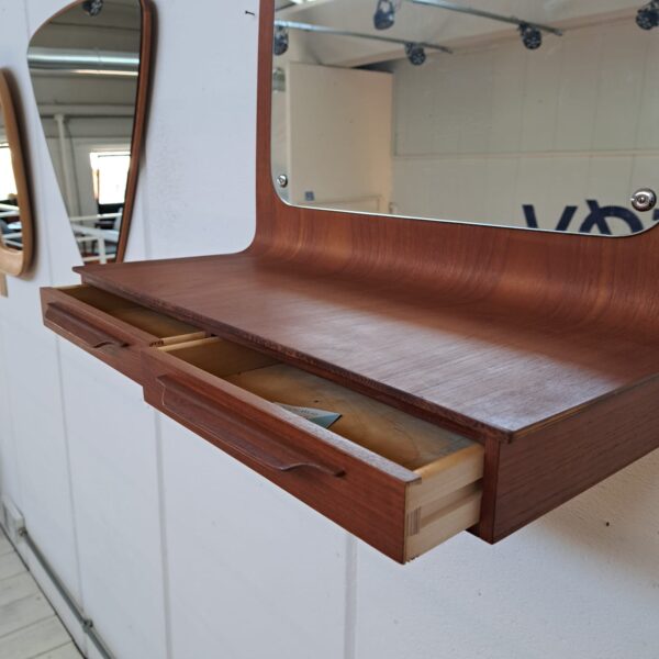 Specchio con cassetti di Johannes Anderson