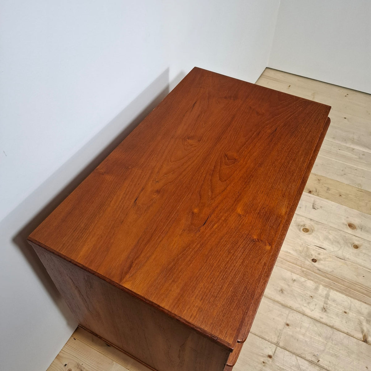 Cassettiera Danese Mid-Century Modern in Teak a Tre Cassetti – Anni ’60