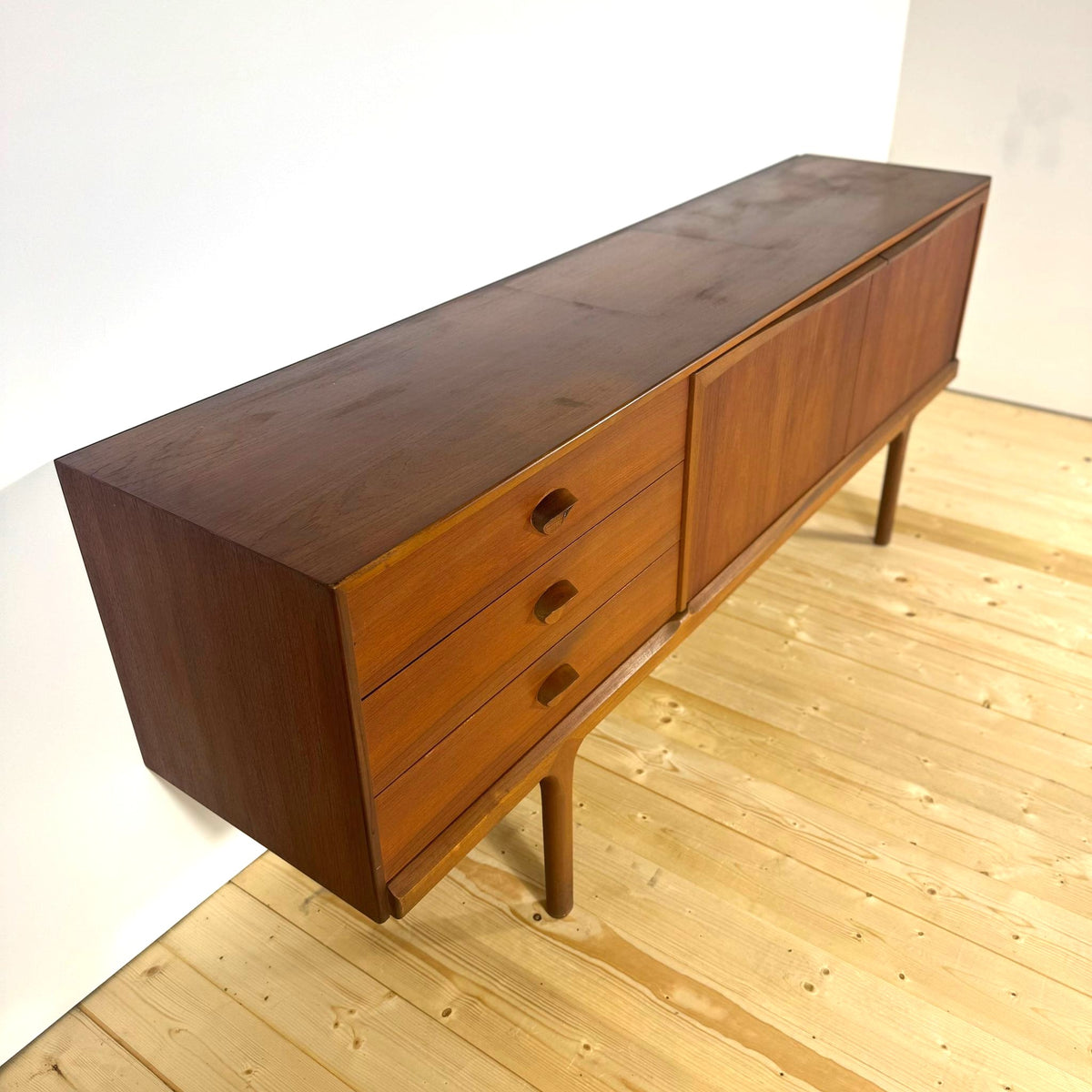 Credenza vintage in teak Tom Robertson McIntosh – sideboard Mid-Century anni ’60