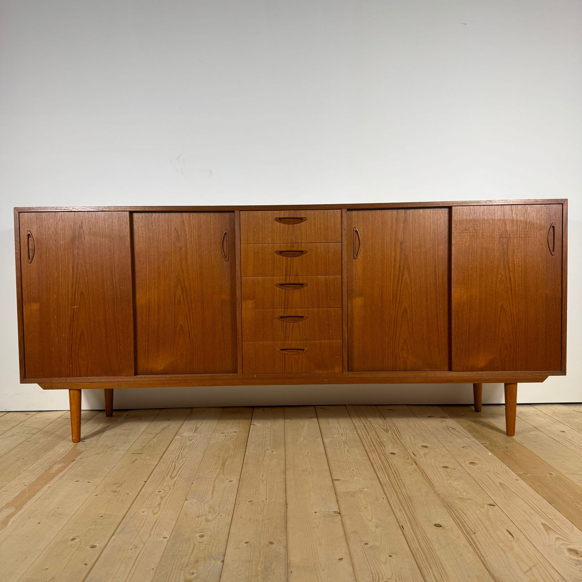 Sideboard Danese Mid-Century Modern in Teak con Cassetti e Ante Scorrevoli – Anni ’60