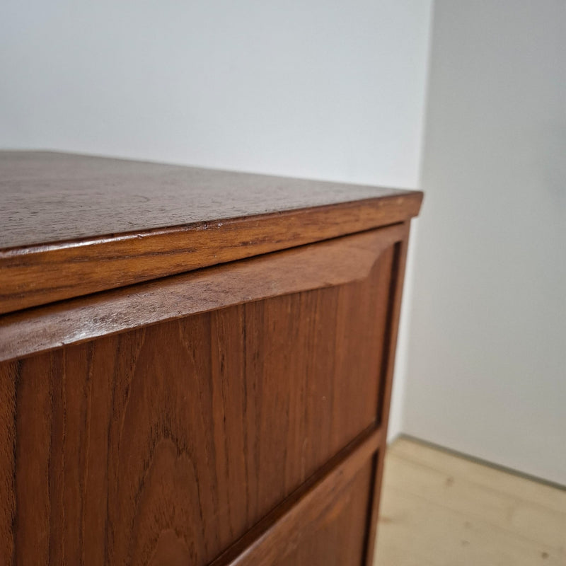 Piccola Cassettiera Mid-Century Modern a Quattro Cassetti – Design Scandinavo in Teak, Anni ’60