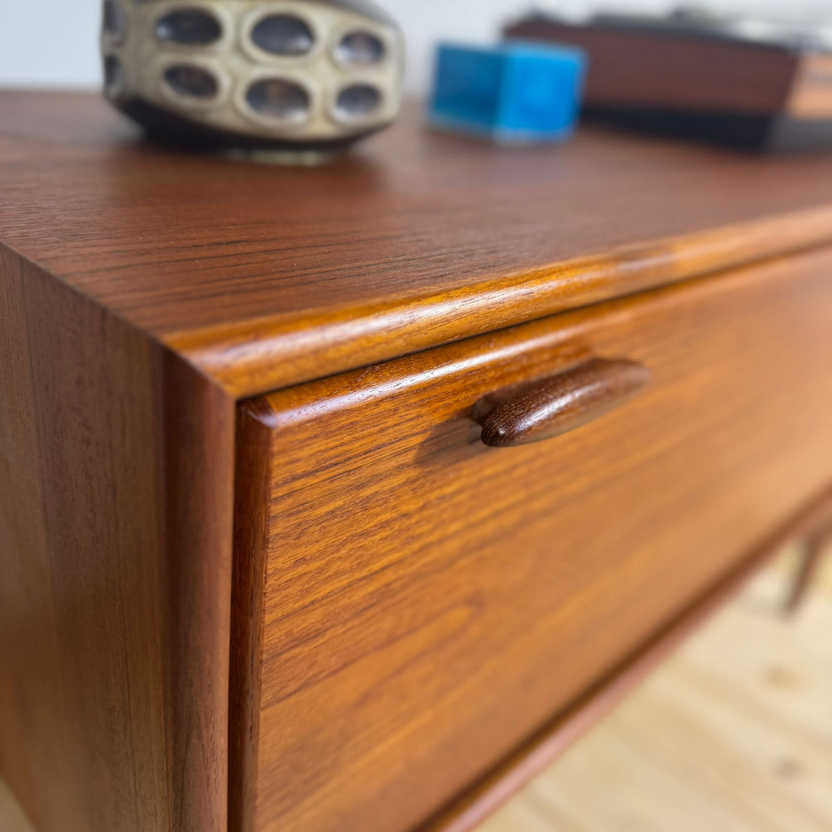 Mobile Basso Vintage con Anta a Ribaltina – Design Scandinavo Anni ’60, Teak e Dettagli Eleganti