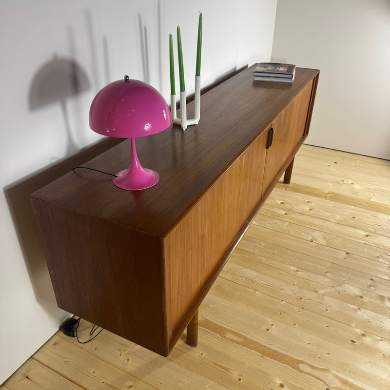 Credenza moderna danese in teak degli anni '60 di Henning Kjaernulf per Bruno Hansen