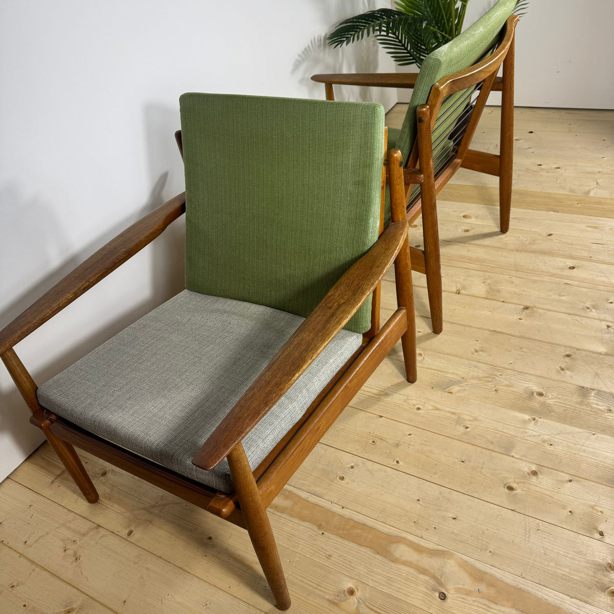Coppia di Poltrone Danesi Mid-Century Modern in Teak con Cuscini Personalizzabili – 1960