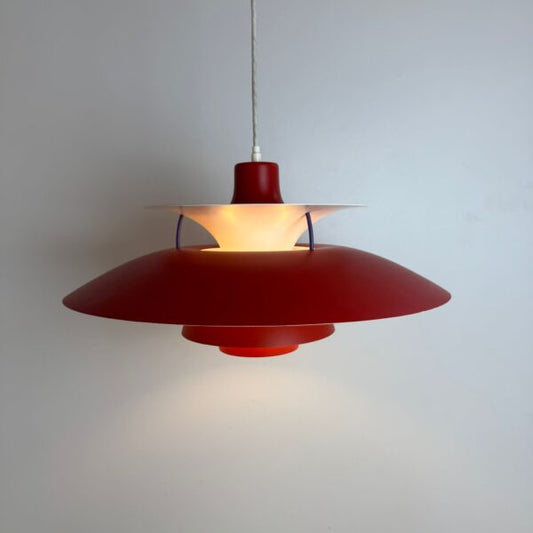 Lampada rossa Ph5, Poul Henningsen per Louis Poulsen, Danimarca 1960