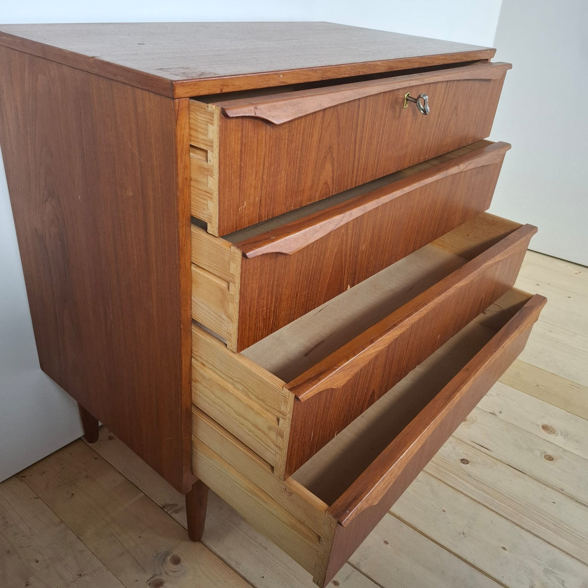 Piccola Cassettiera Mid-Century Modern a Quattro Cassetti – Design Scandinavo in Teak, Anni ’60