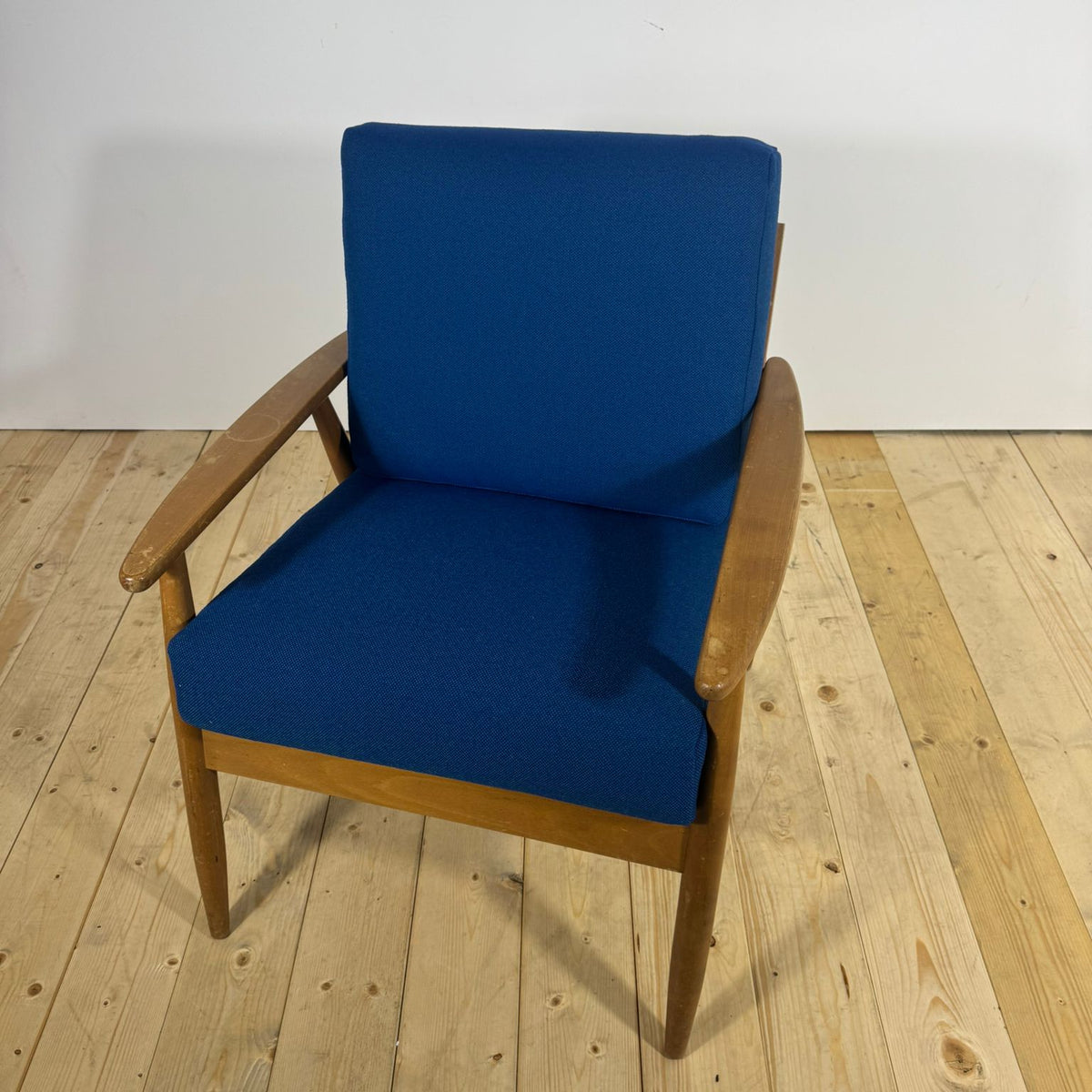 Poltrona Danese Anni ’60 – Seduta Mid-Century in Teak e Tessuto