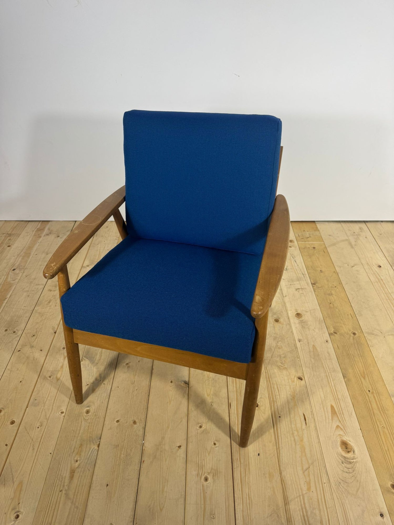 Poltrona Danese Anni ’60 – Seduta Mid-Century in Teak e Tessuto