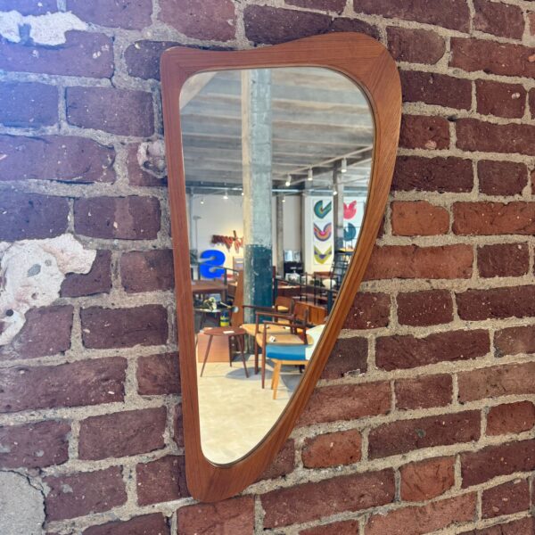 Specchio con forma irregolare in teak, Danimarca 1960