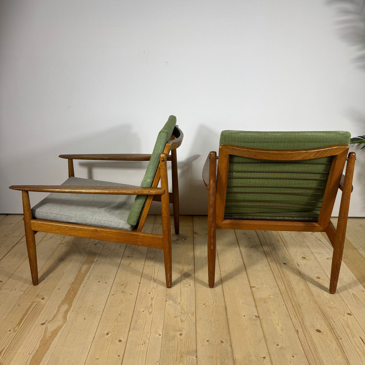 Coppia di Poltrone Danesi Mid-Century Modern in Teak con Cuscini Personalizzabili – 1960
