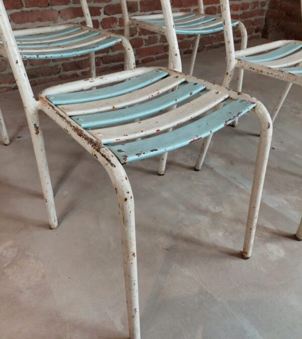 Set di quattro sedie impilabili