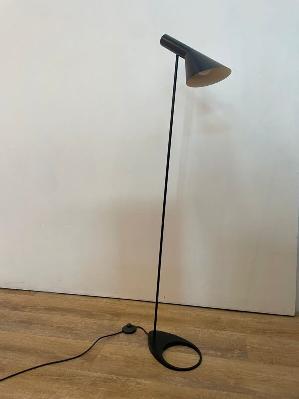 AJ Terra | Lampada da terra di Arne Jacobsen