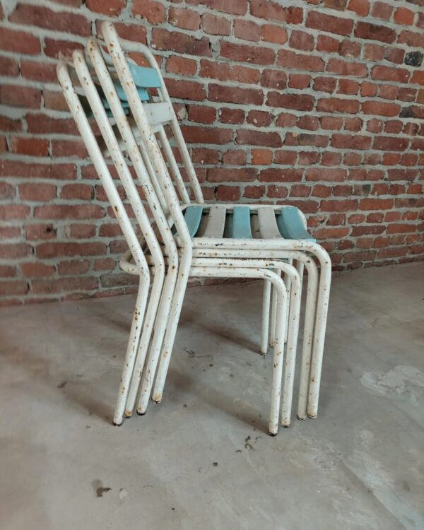 Set di quattro sedie impilabili