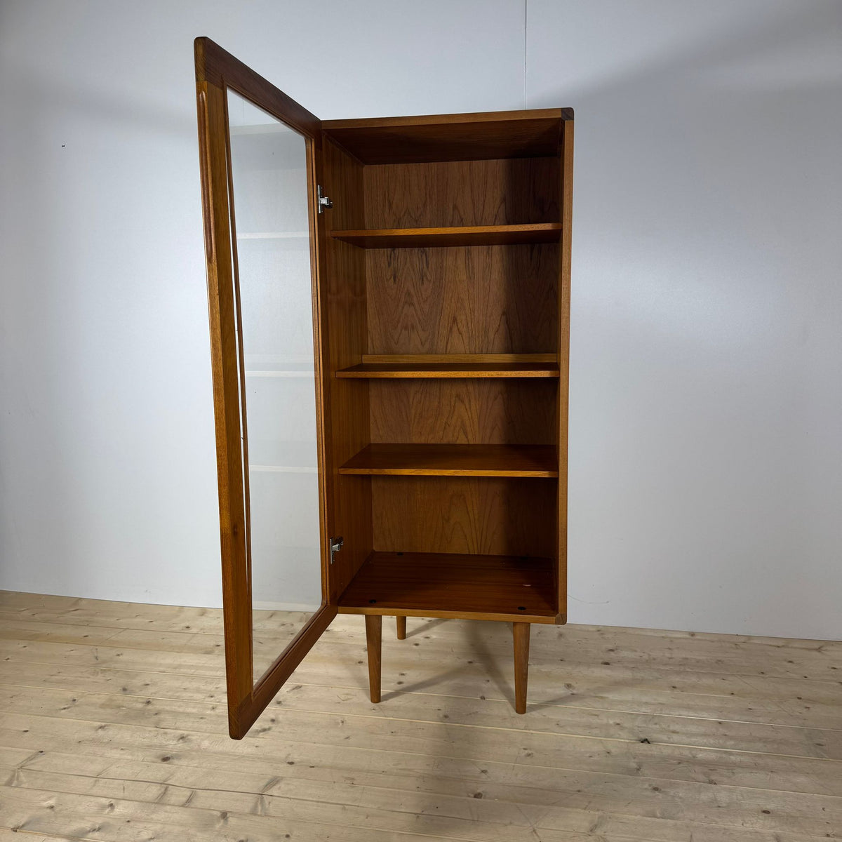 Mobile in teak con anta in vetro, Danimarca 1960