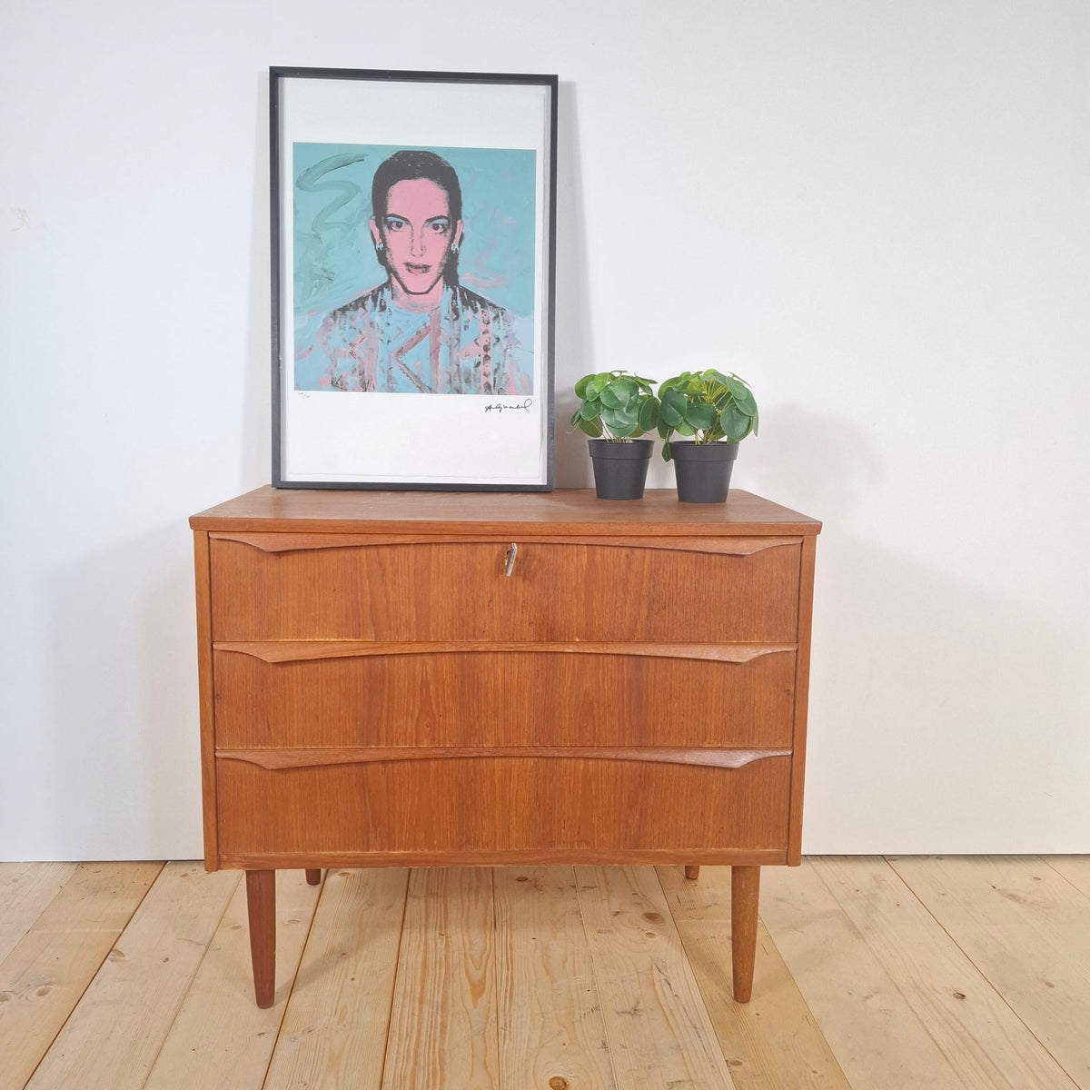 Piccola Cassettiera Vintage a Tre Cassetti – Design Scandinavo Mid-Century in Teak, Anni ’60