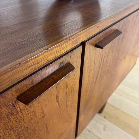 Sideboard Vintage in Teak – Credenza Mid-Century di Eleganza Senza Tempo
