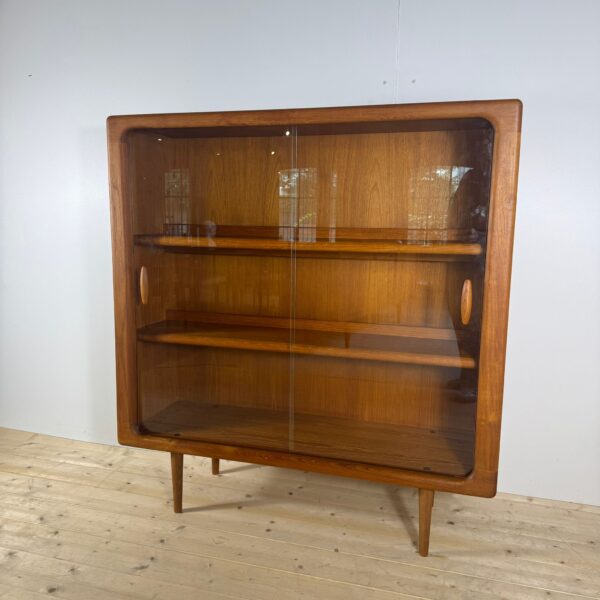 Libreria con ante in vetro, Danimarca 1960