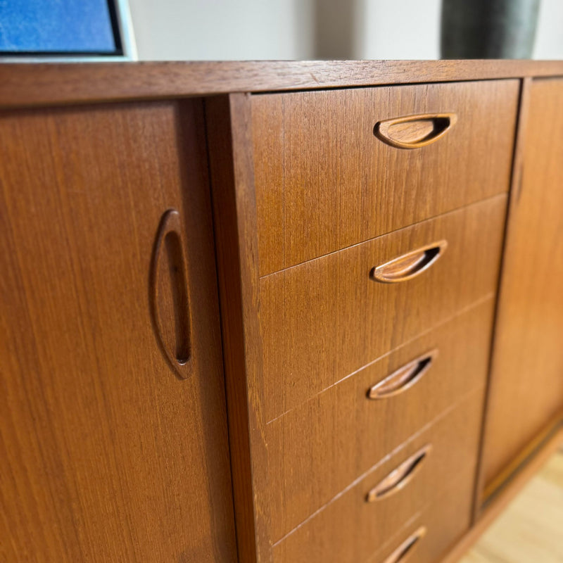 Sideboard Danese Mid-Century Modern in Teak con Cassetti e Ante Scorrevoli – Anni ’60