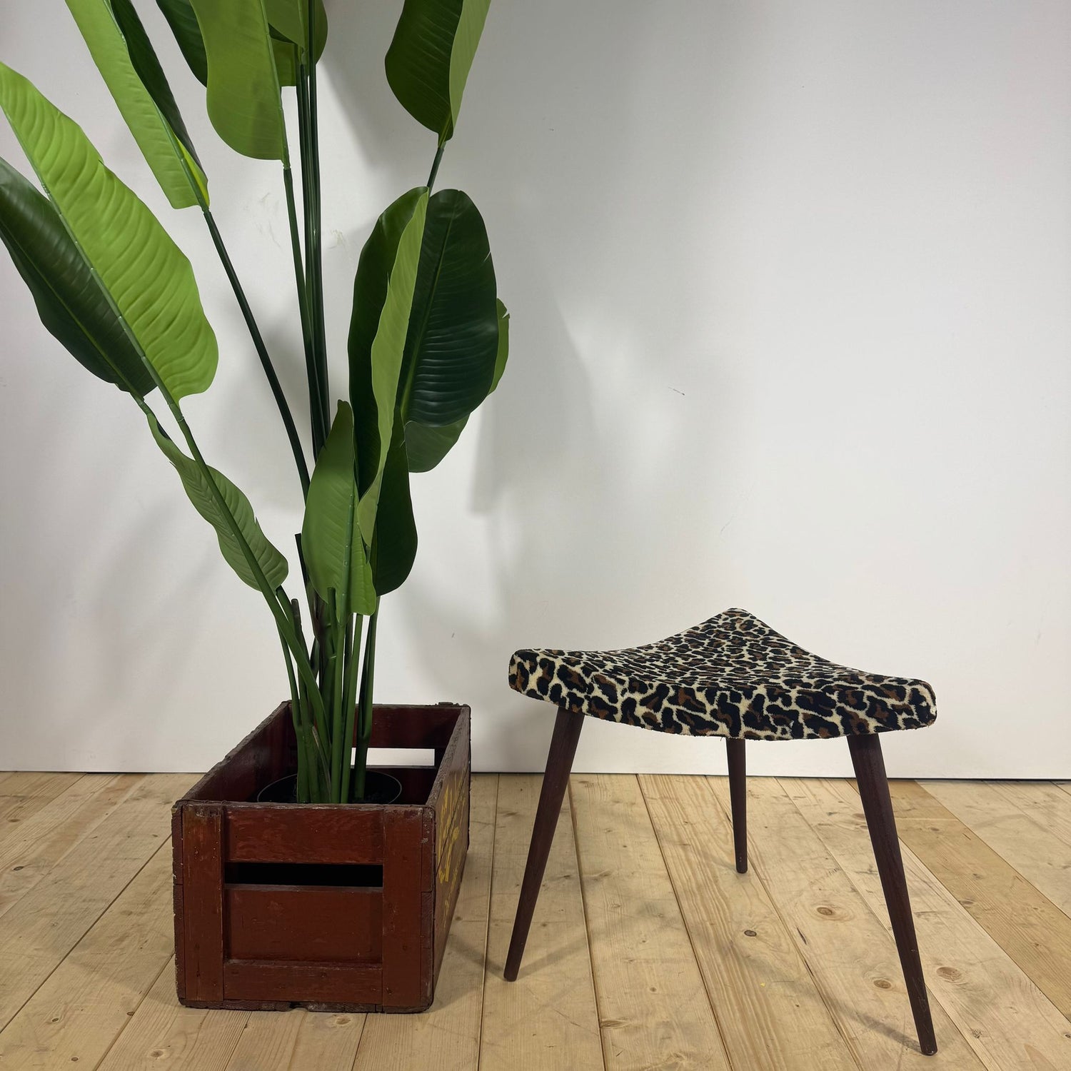 Poggiapiedi Triangolare Vintage – Design Scandinavo Mid-Century, Eleganza e Comfort