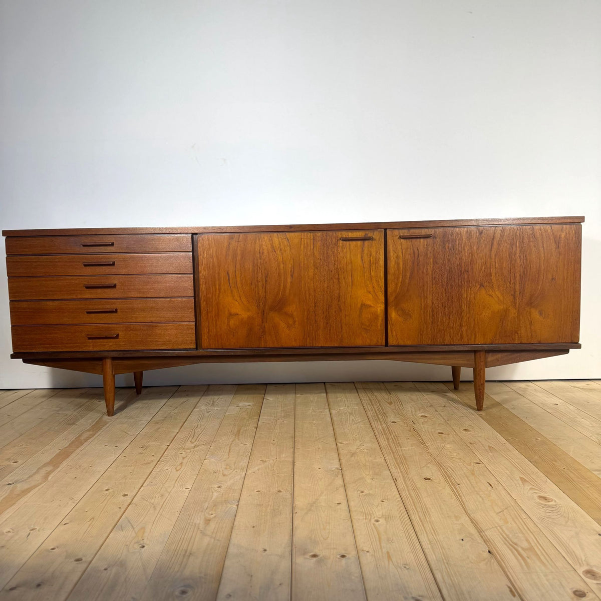Sideboard Vintage in Teak – Credenza Mid-Century di Eleganza Senza Tempo