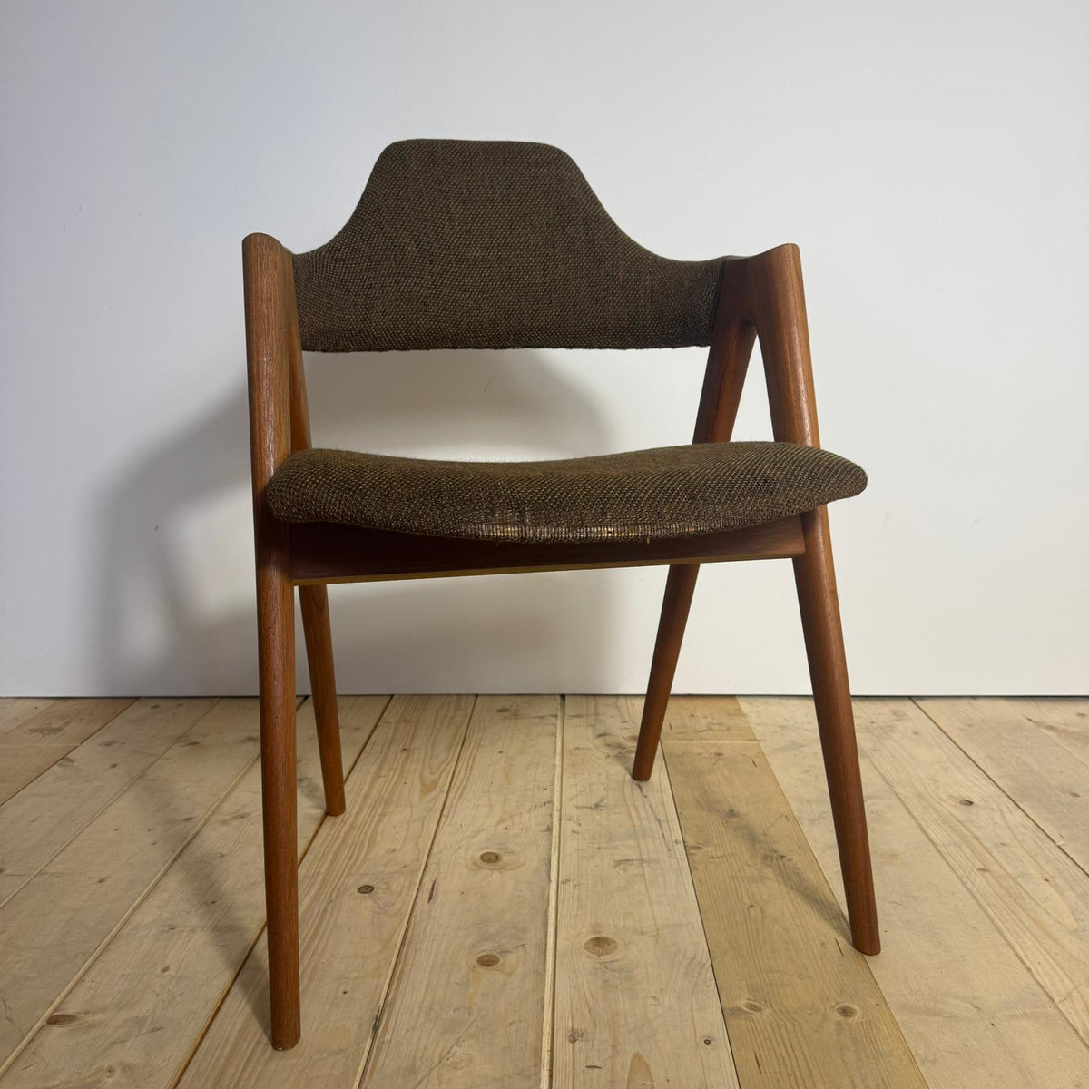 Sedia “Compass” in Teak di Kai Kristiansen – Design Scandinavo Mid-Century