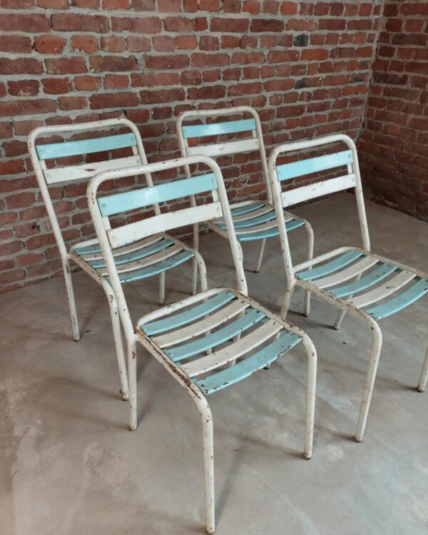 Set di quattro sedie impilabili