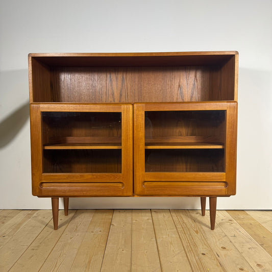 Libreria Vintage Dyrlund in Teak con Ante in Vetro – Danimarca, Anni ’60 | Design Scandinavo