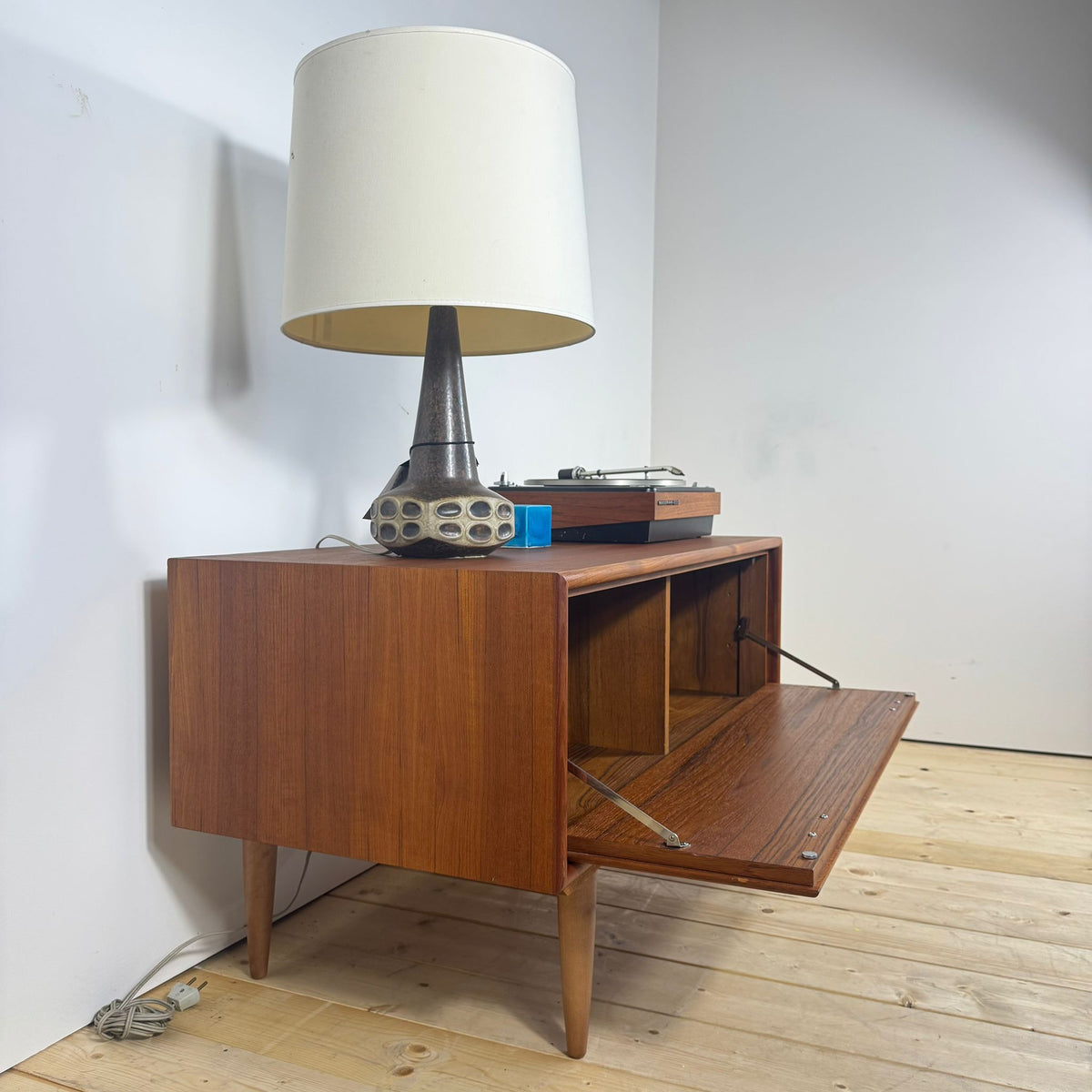 Mobile Basso Vintage con Anta a Ribaltina – Design Scandinavo Anni ’60, Teak e Dettagli Eleganti