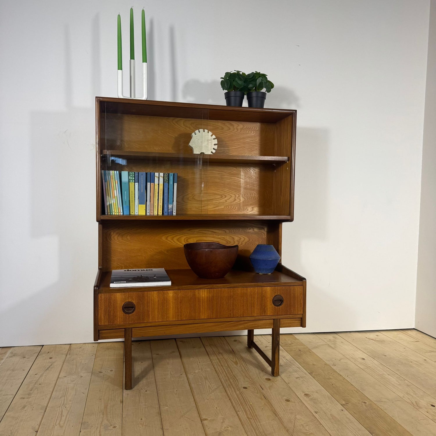 Libreria Vintage in Teak con Ante in Vetro – Eleganza Scandinava Mid-Century